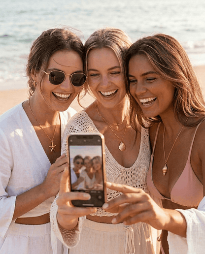 Beach Babe Necklace - Frosted Feminine